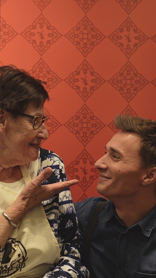 Mark Hendriks talking with an elderly woman at the Oma's Pop-up stand