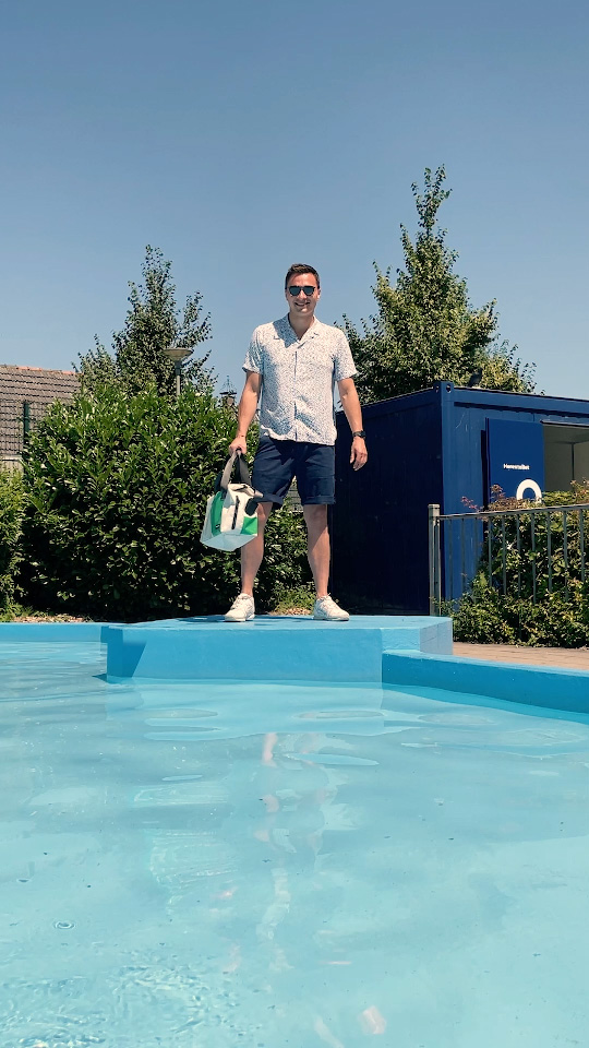 Mark Hendriks presenting a social media film promoting Sportbedrijf Rotterdam's outdoor swimming pools